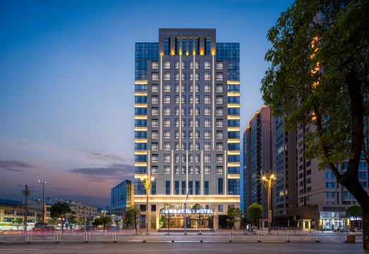 大理高铁站洱海公园亚朵酒店外景图