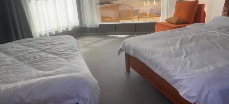 青海湖金沙湾露营基地图片