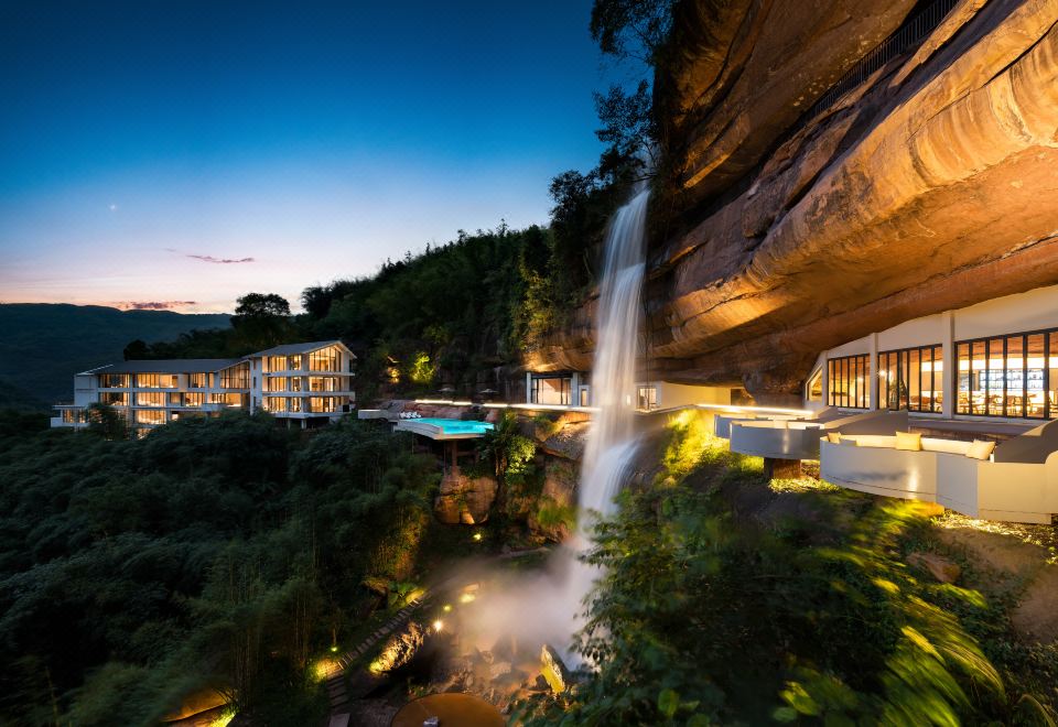 素日青禾悬崖瀑布野奢酒店外景图