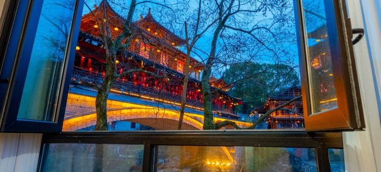 十二城·寒江楼·观景临江庭院温泉loft设计云宿(芙蓉镇大瀑布店)图片