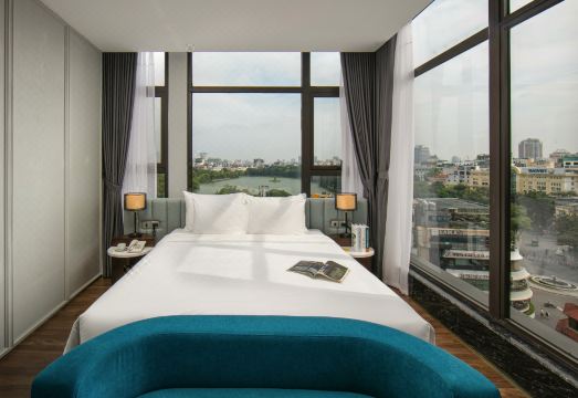 MAY DE VILLE Lakeside Hotel Hotel Overview