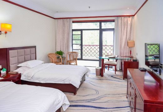 Jiayushan Lake Hot Spring Resort Hotel Hotel Overview