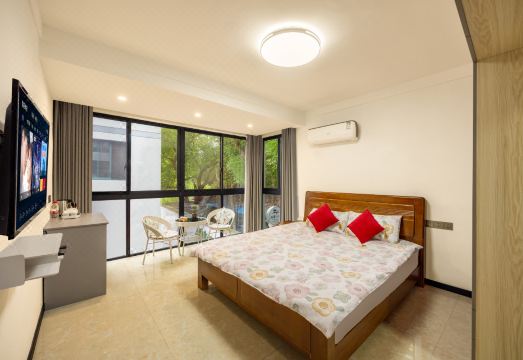 Small family house外景图