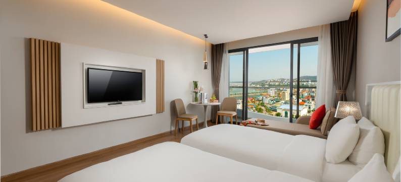 下龙湾德拉西酒店 - 现代湾景度假胜地(DeLaSea Ha Long Hotel - Modern Bayview Escape)图片