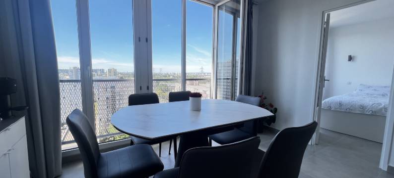 民宿房间-中法温馨静居(Bedroom - Serene with Chinese-Parisian Warmth)图片