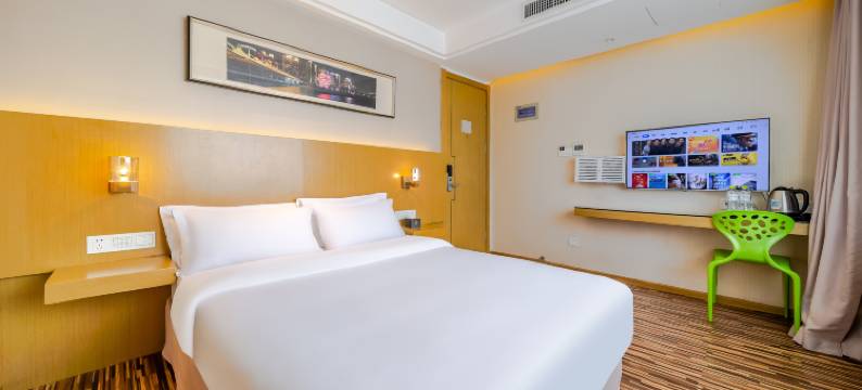 海明威大酒店(青岛CBD万达广场宁夏路地铁站店)图片