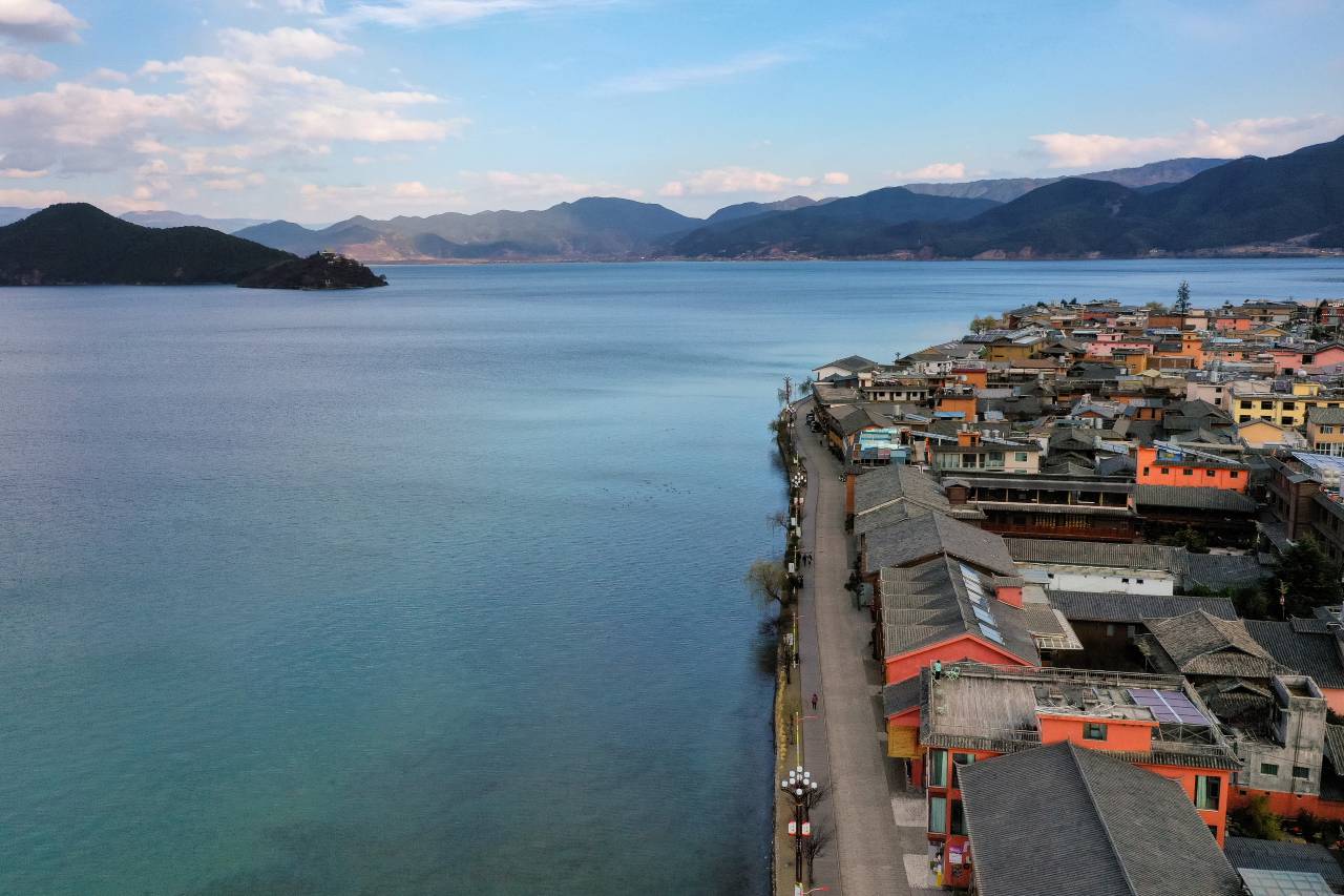 泸沽湖凿见酒店图片