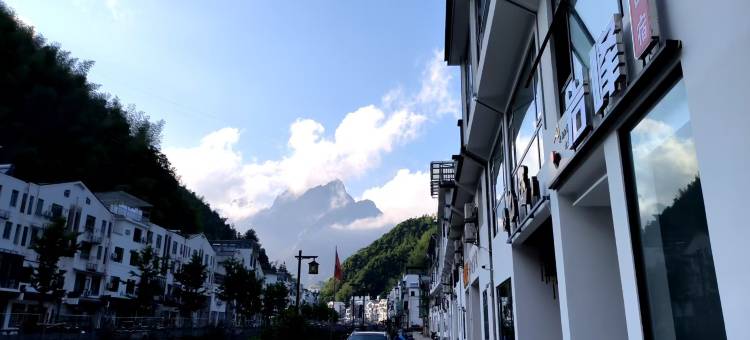 黄山岩峰山宿图片