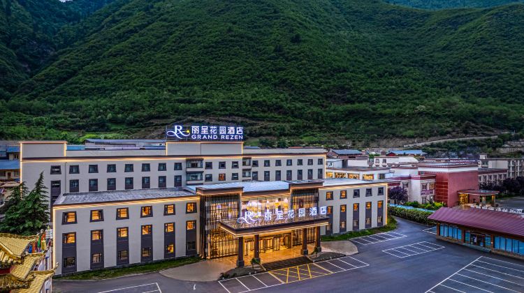 2-Day Private Tours: Explore Jiuzhaigou Waterfalls & Huanglong Jade Ponds