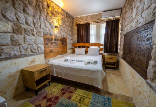 Hotels Crazy Horse Hotel Overview