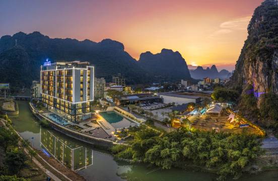 英德芸居度假酒店(英西峰林走廊店)