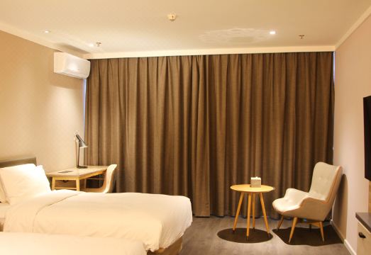 HanTing Premium Hotel (Delingha Jinghuawan Plaza) Hotel Overview