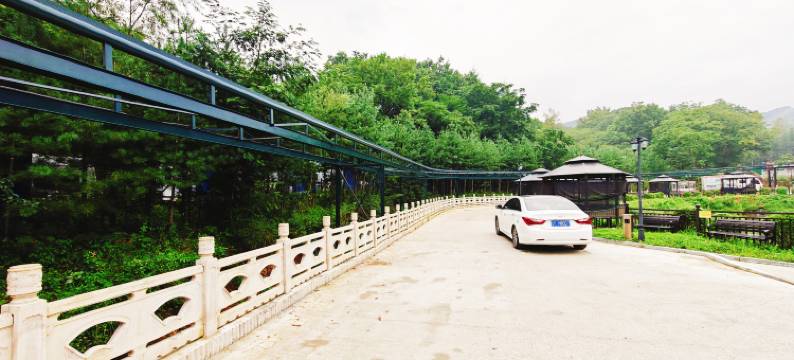 依山伴水度假酒店图片