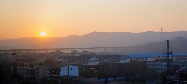 阳泉平定鹏飞金源国际酒店(综合办公大楼青银高速出口店)图片