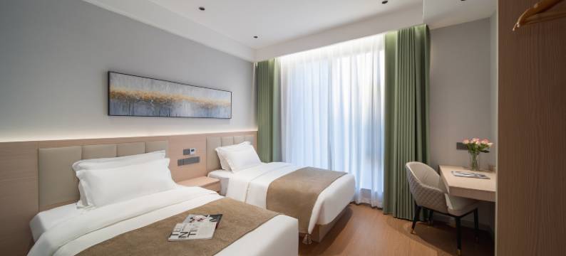 峰景逸湖温泉酒店(弥勒湖泉生态园店)图片