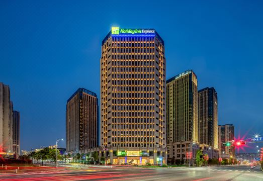 上饶高铁站智选假日酒店外景图