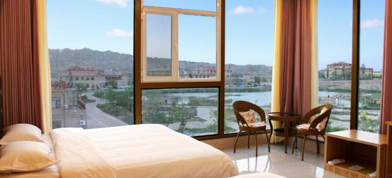 七彩丹霞文正假日酒店图片