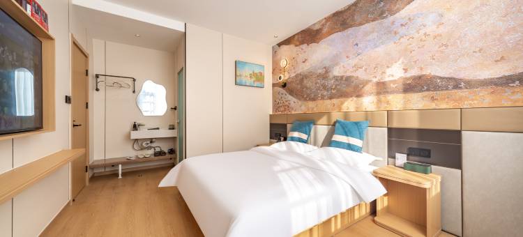 美至·何夕酒店(开封万岁山武侠城仙侠奇境西北湖湿地公园店)图片