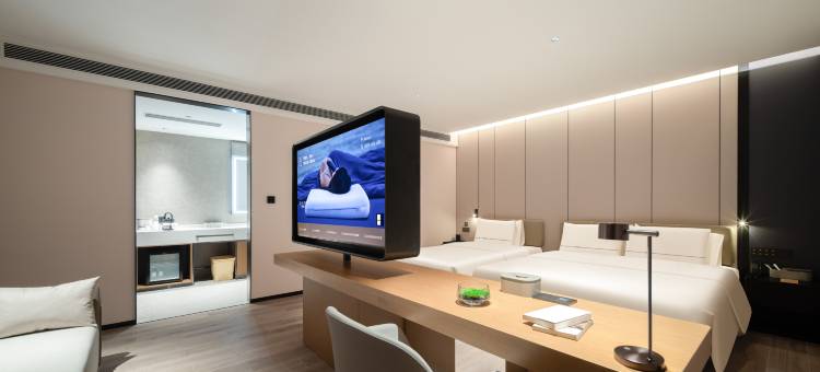 威海站韩乐坊不夜城亚朵酒店图片