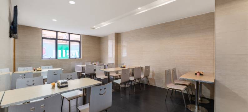 征途酒店(高州挂榜岭森林公园店)图片