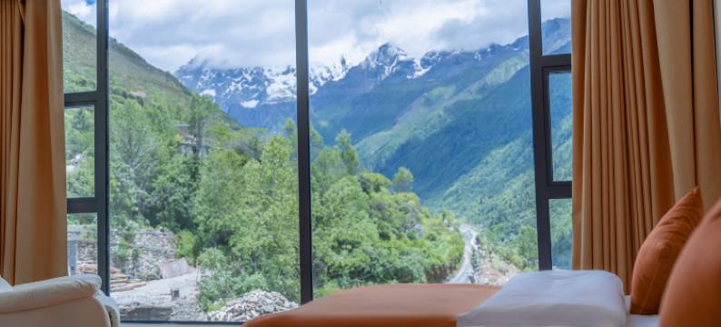 云顶望山丨半山月舍(四姑娘山长青山寨观景平台店)图片