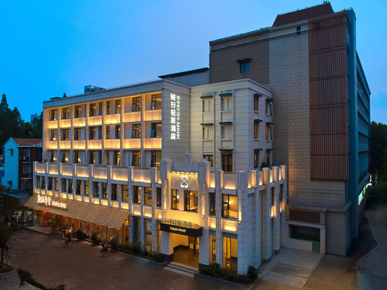 随行轻居酒店(武汉高铁站科技大学店)