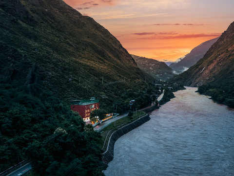 看山是山·江畔花园酒店(丹巴甲居藏寨店)