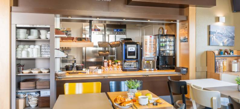 里昂圣博内米普兰民宿酒店(B&B Hotel Lyon Saint-Bonnet Mi-Plaine)图片