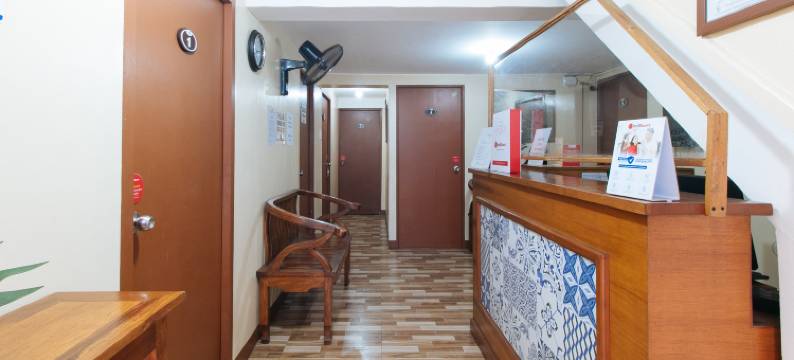 RedDoorz near PNR Espana Station图片