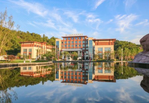 汉仙温泉度假酒店外景图