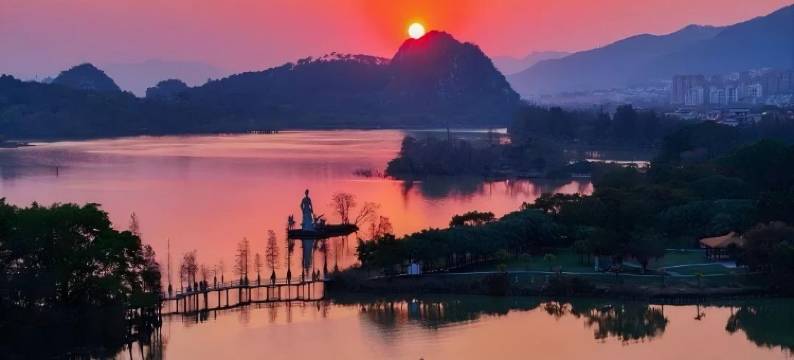 肇庆·富米FullmeCinemaBathtub设计酒店(七星岩东门广场店)图片