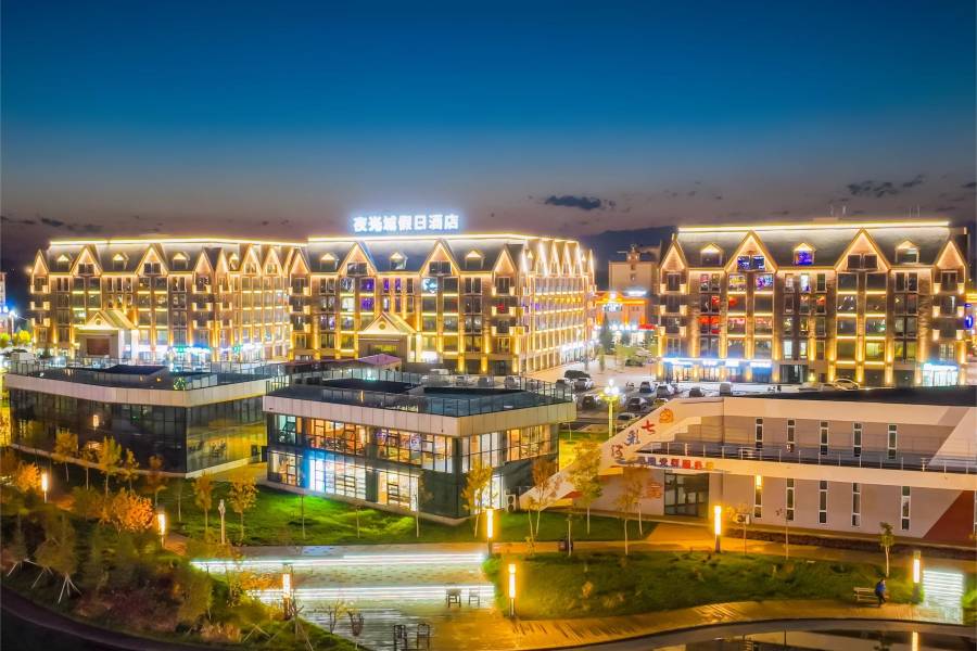布爾津夜光城假日酒店