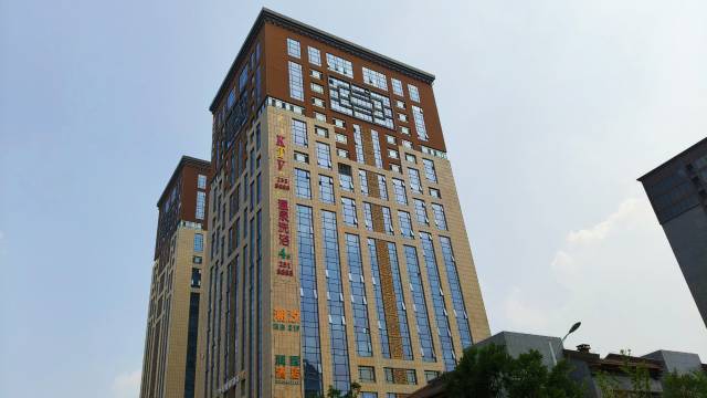 潮汐电竞酒店(承德高铁南站大学城店)