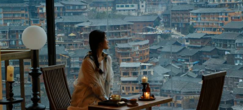 西江明宿枫香油画艺术轻奢民宿图片