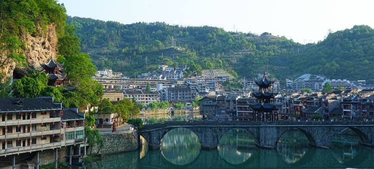 叙旧入影·云锦月villa设计师美学民宿(镇远古城祝圣桥店)图片