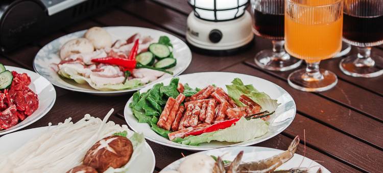 朵朵和满意的小院图片