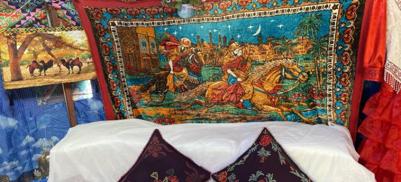 赛里木湖毡房姑娘牧家乐图片