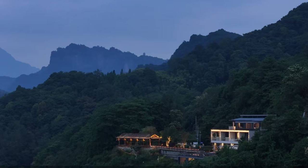 青城山·月近人悬崖私汤美宿图片
