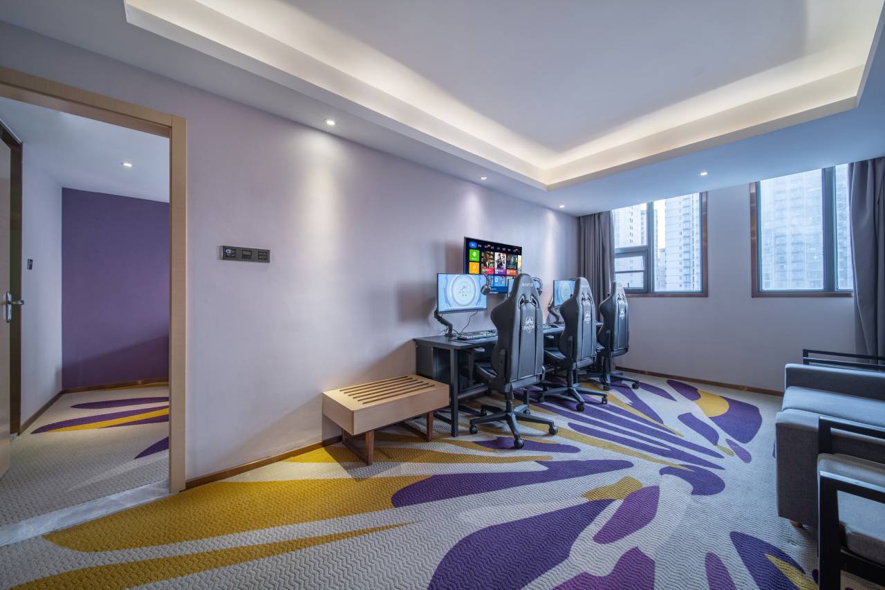 尖峰·奢电竞酒店(武汉长港路地铁站常青路店)图片