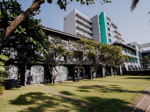 尼甘布伯爵丽晶酒店