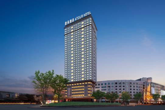 乌鲁木齐人民广场南门地铁站亚朵酒店