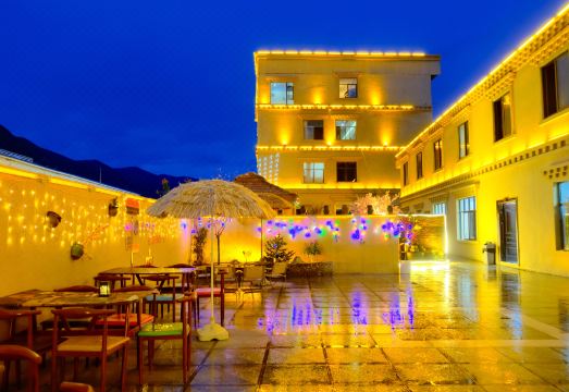 康定市柏舍大酒店外景图