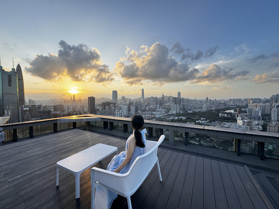 深圳丨天台一号·Skyline·设计民宿(罗湖口岸国贸地铁站店)