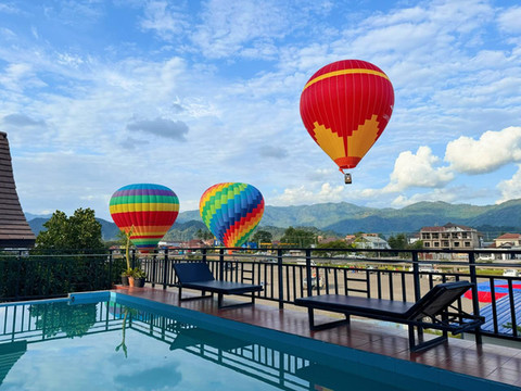 万荣西萨旺山景酒店