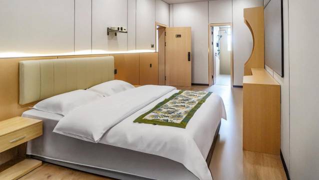 YOLO休闲宾馆(南昌理工学院店)