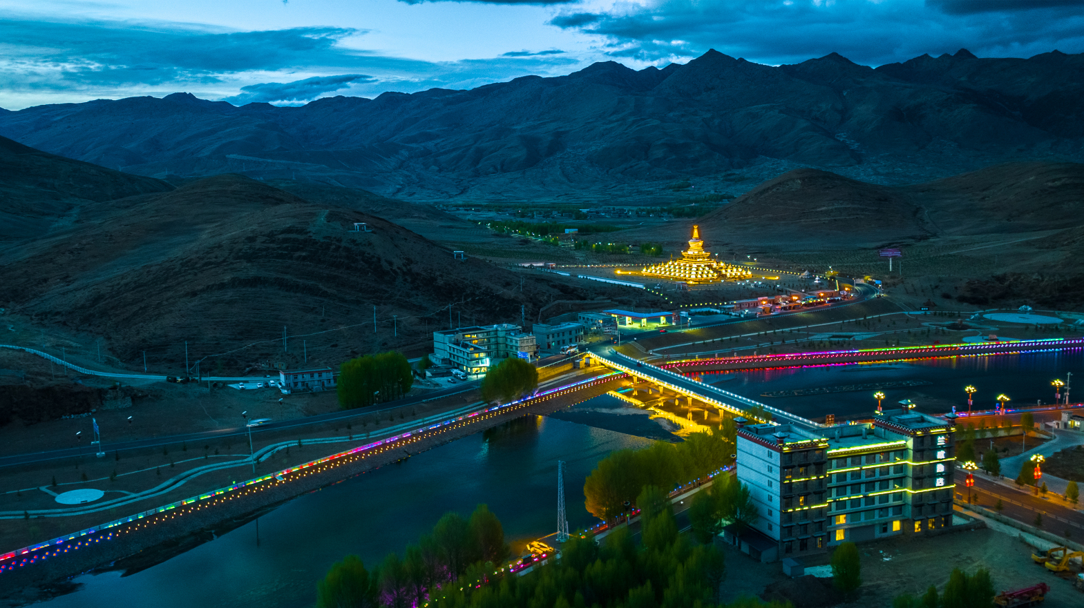 LANOU Hotel (Daocheng Binhe Road) Hotel Overview