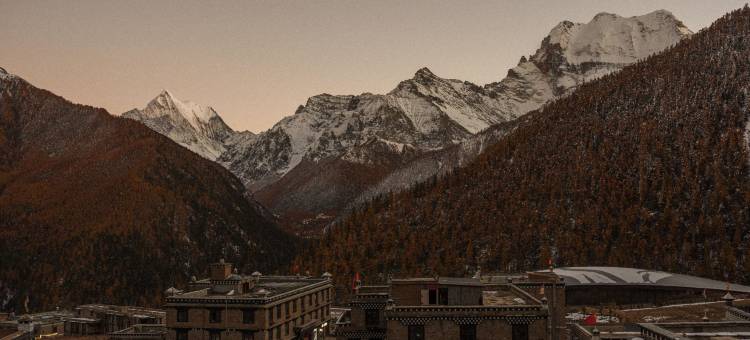 稻城亚丁AZARA游牧·黑青稞酒店图片