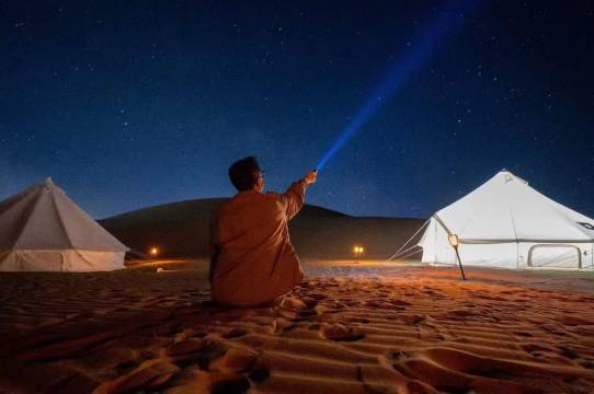 沙漠星空帐篷房车营地图片