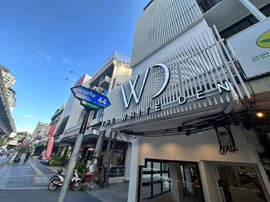 白色小屋素坤逸44民宿
