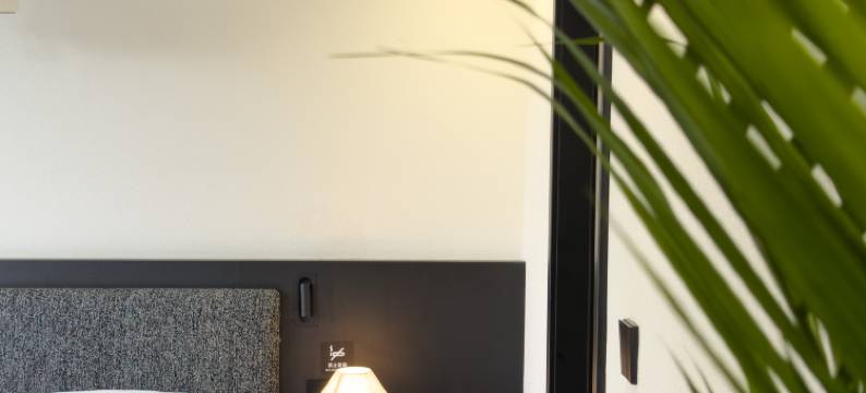 且慢·清晏影音酒店(昆明火车站东风广场店)图片